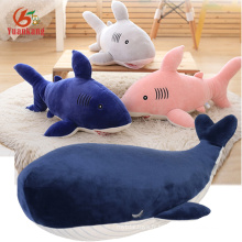 Jouet animal doux mou fait sur commande rouge / rose / blanc / bleu Jouet bourré par requin de peluche et jouet de baleine pour des enfants
